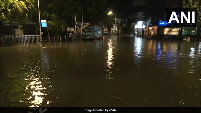 मुंबई में भारी बारिश से कई इलाकों में भरा पानी, ऑरेंज अलर्ट जारी... देखें तस्‍वीरें