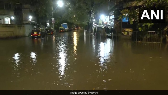 मुंबई में भारी बारिश से कई इलाकों में भरा पानी, ऑरेंज अलर्ट जारी... देखें तस्‍वीरें