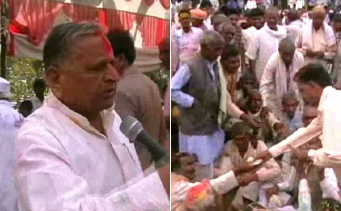 Last year, Samajwadi Party workers distributed money to people at a Holi celebration organised for party chief Mulayam Singh Yadav at Etawah, his constituency. Party workers were seen handing out Rs 100 to every person present at the celebration. (NDTV Photo)