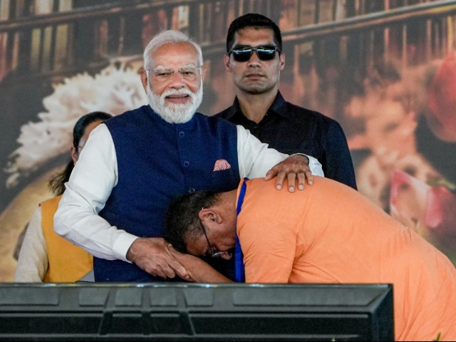भगवा पोशाक में शुभेंदु अधिकारी, पीएम मोदी का दंडवत प्रणाम, बंगाल में शपथग्रहण की 15 यादगार तस्वीरें देखें