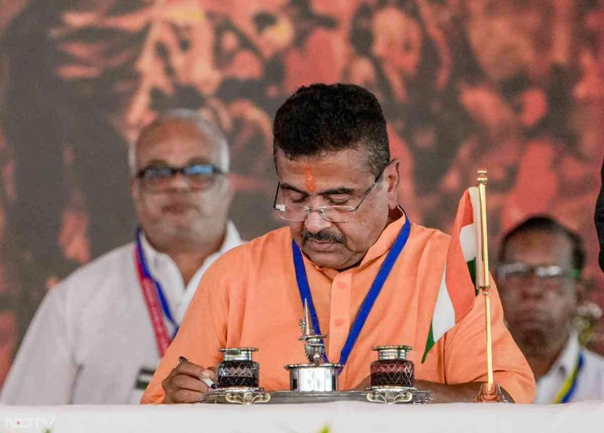 पश्चिम बंगाल में पहली बार बीजेपी की सरकार बनने के बाद शुभेंदु अधिकारी ने मुख्यमंत्री पद की शपथ ली.