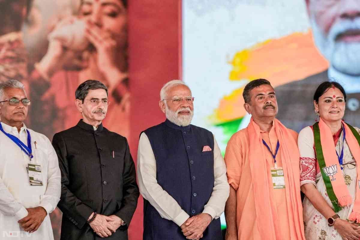 कोलकाता में भव्य समारोह में राज्यपाल आरएन रवि ने शुभेंदु अधिकारी को गोपनीयता की शपथ दिलाई. उनके साथ पांच अन्य मंत्रियों ने भी मंत्री पद की शपथ ली.