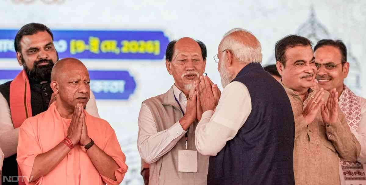 शुभेंदु के शपथ ग्रहण समारोह में पीएम नरेन्द्र मोदी, केंद्रीय मंत्री, राष्ट्रीय जनतांत्रिक गठबंधन (राजग) शासित राज्यों के मुख्यमंत्री और बीजेपी के वरिष्ठ नेता मौजूद थे.