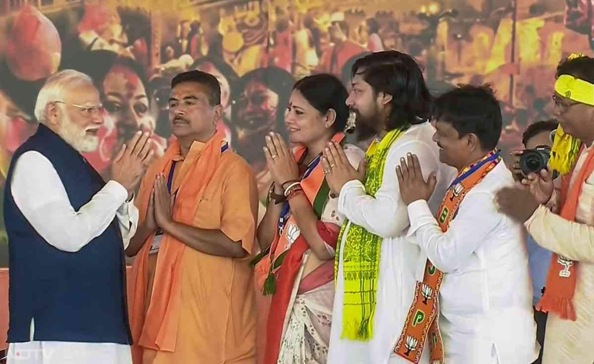 सुवेंदु अधिकारी के साथ जिन नेताओं ने मंत्री पद की शपथ ली, उनमें दिलीप घोष, अग्निमित्रा पॉल, अशोक कीर्तनिया, क्षुदिराम टुडू और निशीथ प्रमाणिक शामिल हैं.