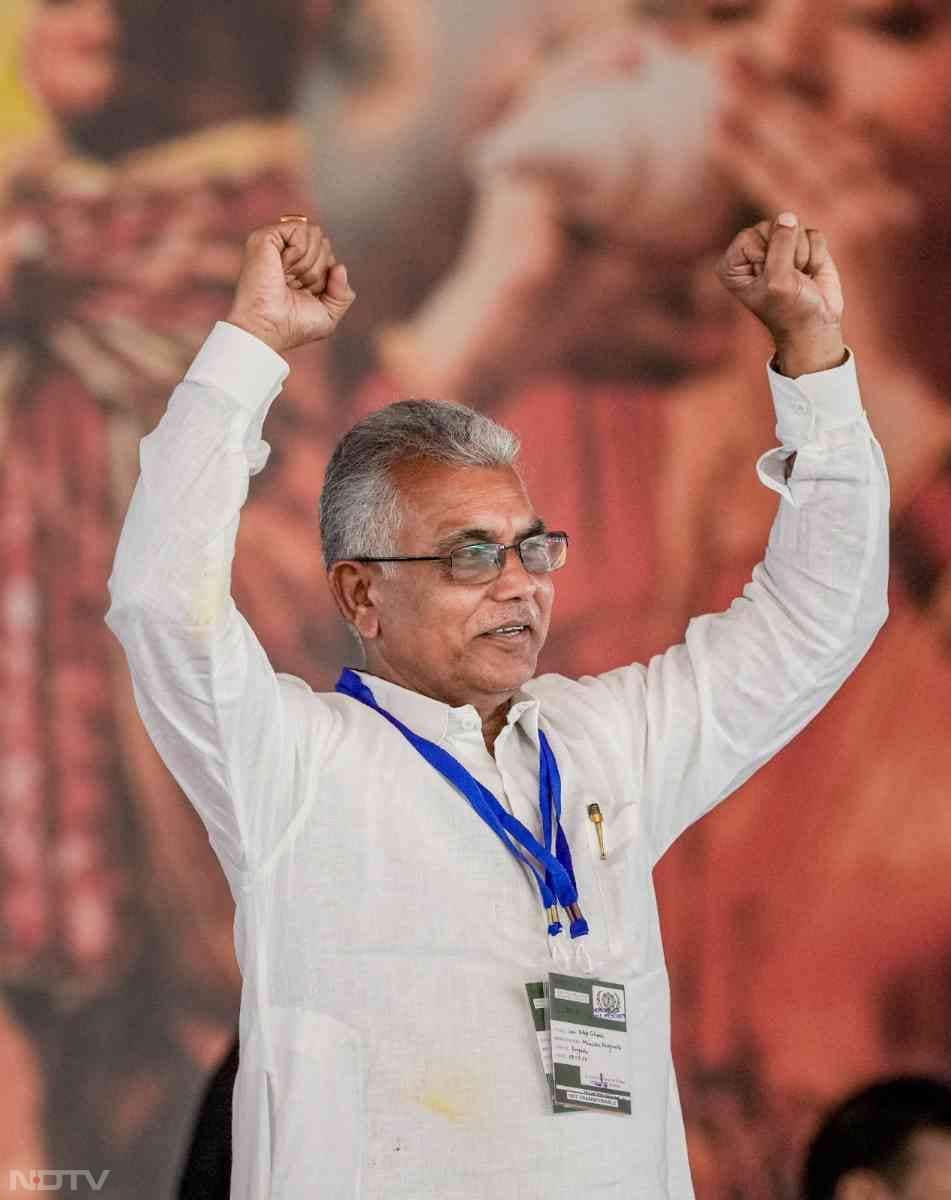 शुभेंदु अधिकारी के शपथ लेने के तुरंत बाद बीजेपी के वरिष्ठ नेता और पार्टी की प्रदेश इकाई के पूर्व अध्यक्ष दिलीप घोष ने नई मंत्रिपरिषद में मंत्री के रूप में शपथ ली.