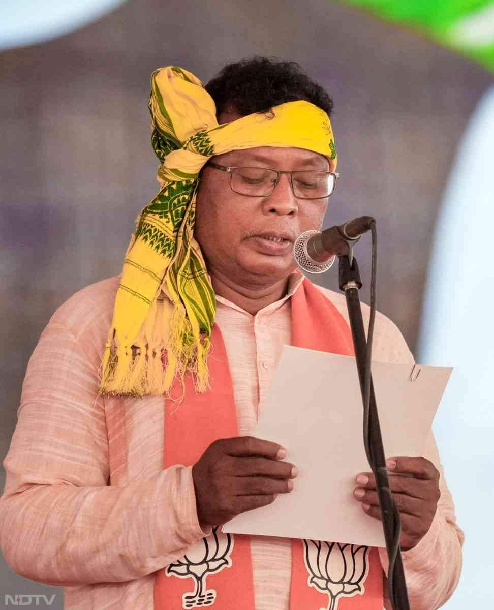 बंगाल के रानीबांध सीट से पहली बार विधायक चुने गए खुदीराम टुडु ने मंत्री पद की शपथ ली.