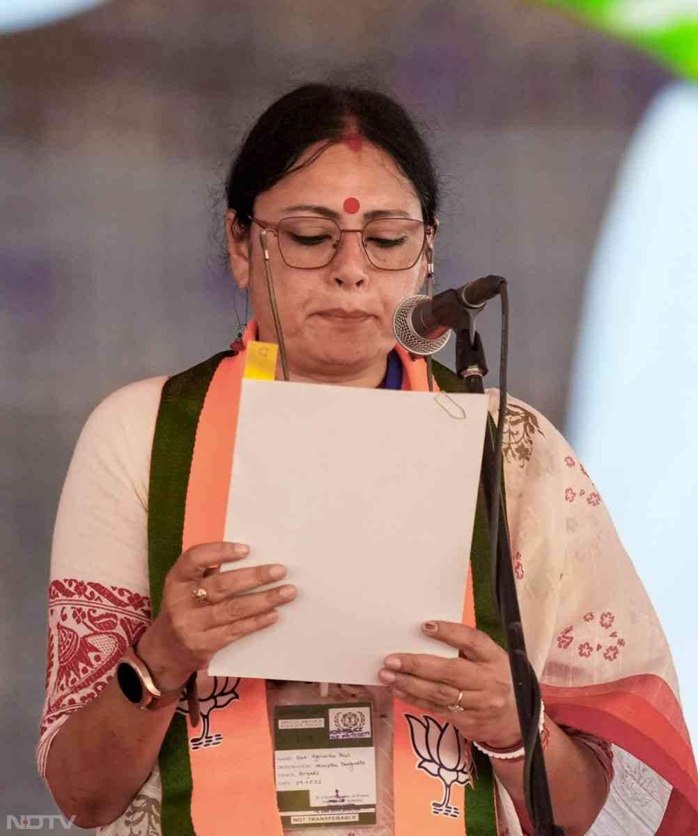 बीजेपी की फायर ब्रांड नेता अग्निमित्रा पॉल भी शुभेंदु अधिकारी सरकार में मंत्री बनाई गई हैं.
