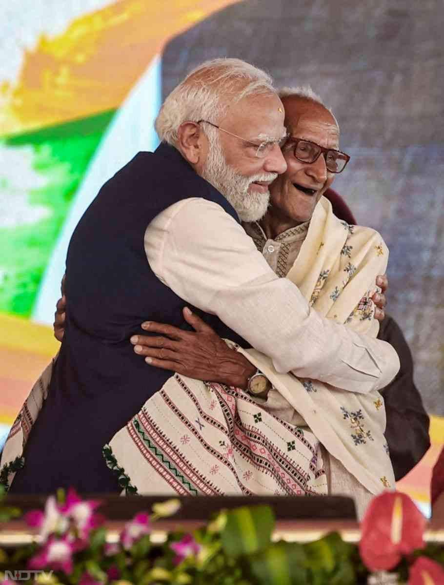 शपथ ग्रहण समारोह में अलग ही नजारा देखने को मिला जब मंच पर पहुंचे पीएम मोदी ने वहां खड़े माखनलाल सरकार को गले से लगाया और उनके पैर छू लिए.