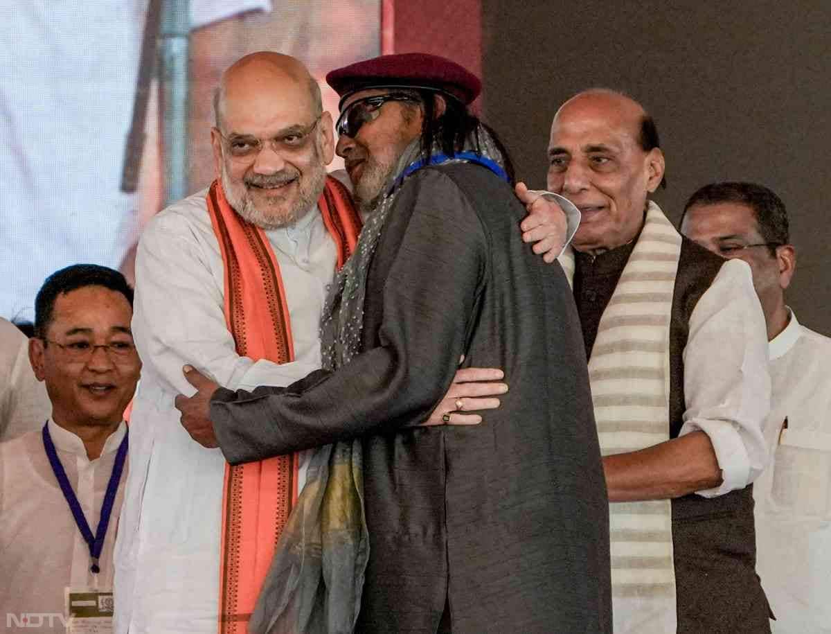 शुभेंदु के शपथ ग्रहण समारोह में मिथुन चक्रवर्ती का भी खास अंदाज देखने को मिला. अमित शाह से वह बहुत ही गर्मजोशी से मिले