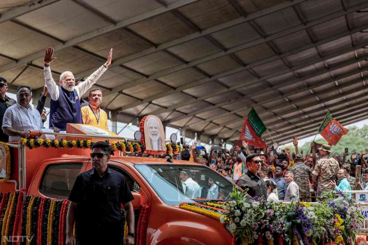 पीएम मोदी जब शुभेंदु के साथ मिनी रोड शो करते हुए ब्रिगेड ग्राउंड में पहुंचे तो वहां मौजूद भीड़ का जोश काफी हाई था. पीएम मोदी ने भी उनका अभिवादन किया.