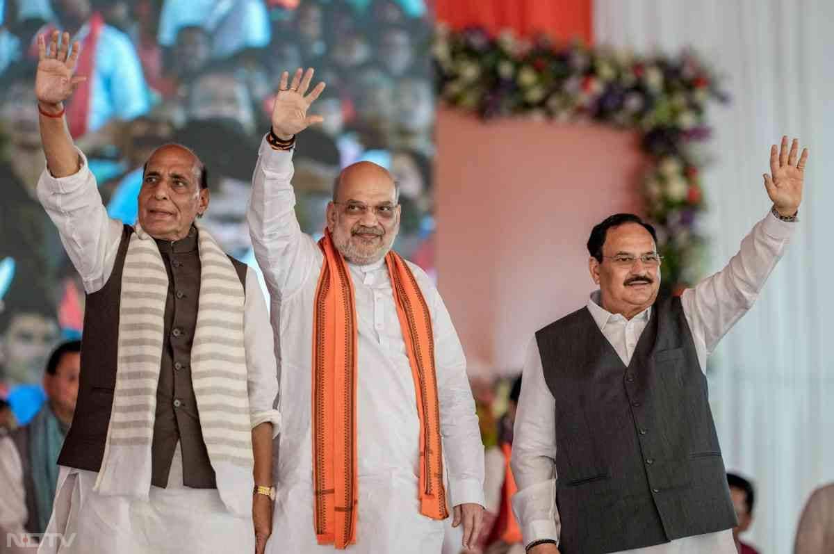 शुभेंदु अधिकारी के शपथ ग्रहण समारोह में अमित शाह, राजनात सिंह और जेपी नड्डा समेत तमाम बीजेपी के वरिष्ठ नेता मौजूद रहे.