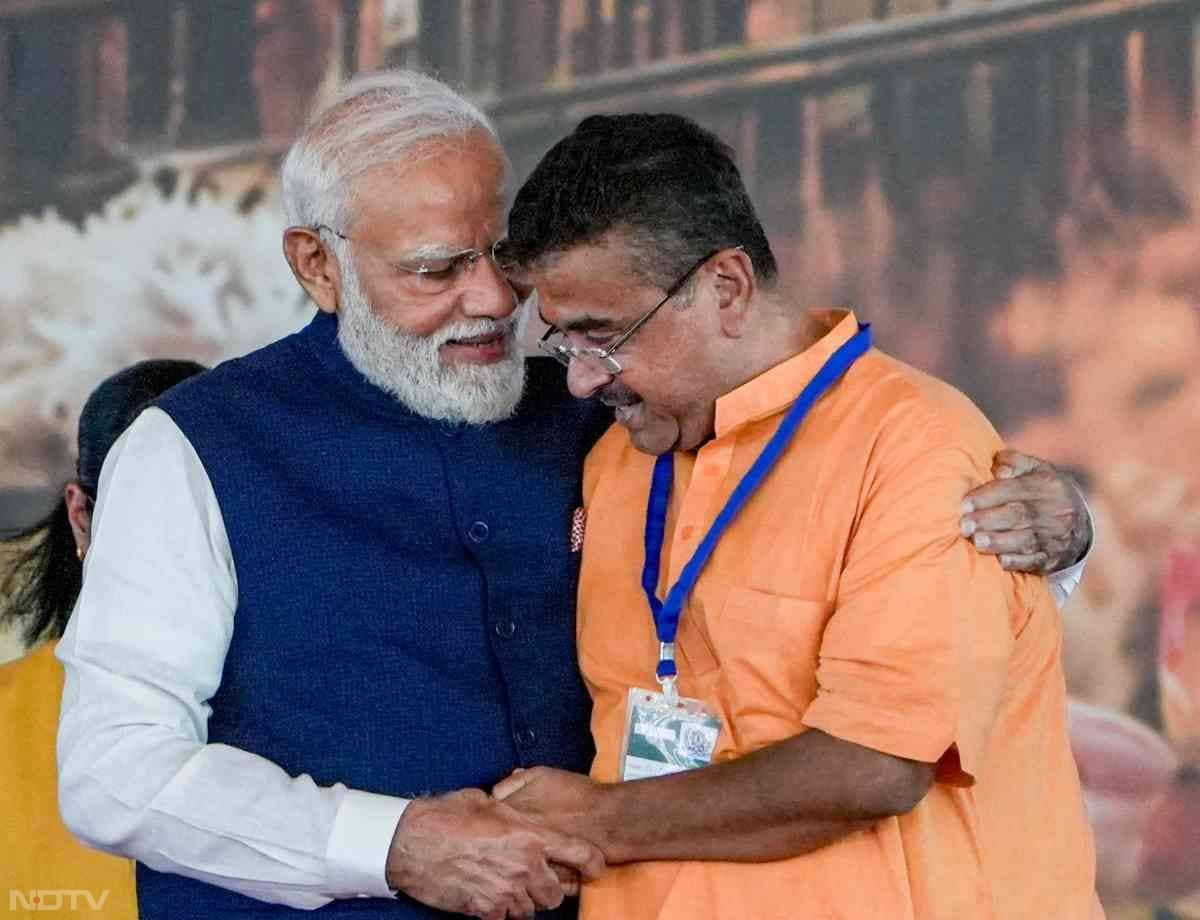 शुभेंदु के शपथ ग्रहण करने के बाद पीएम मोदी ने उनका हाथ थामे और पीठ थपथपाकर खास अंदाज में बधाई दी.