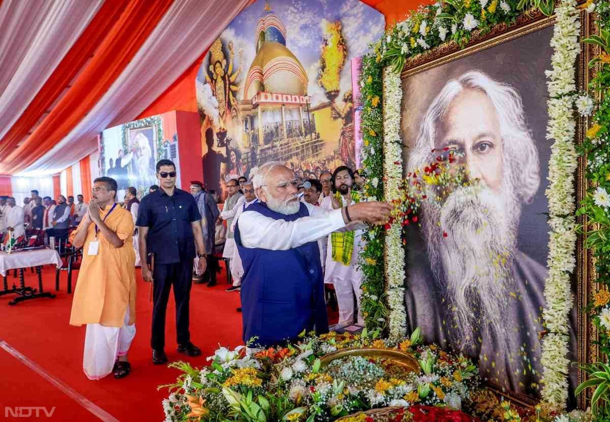 परेड ग्राउंड में मंच पर पहुंचे पीएम मोदी ने गुरुदेव रविंद्र नाथ टैगोर को पुष्प अर्पित कर उन्हें श्रद्धांजलि दी.