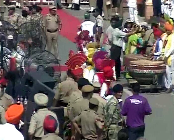 Amidst the sound of traditional folk dance and music, the Wagah border wore a festive look as the Baton crossed over from Pakistan.  Sufi singers Wadali brothers and popular singer, Rahat Fateh Ali Khan, performed at the ceremony to mark its arrival.