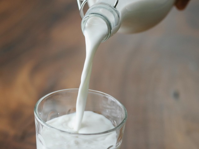 खाली पेट दूध पीने से क्या होता है?