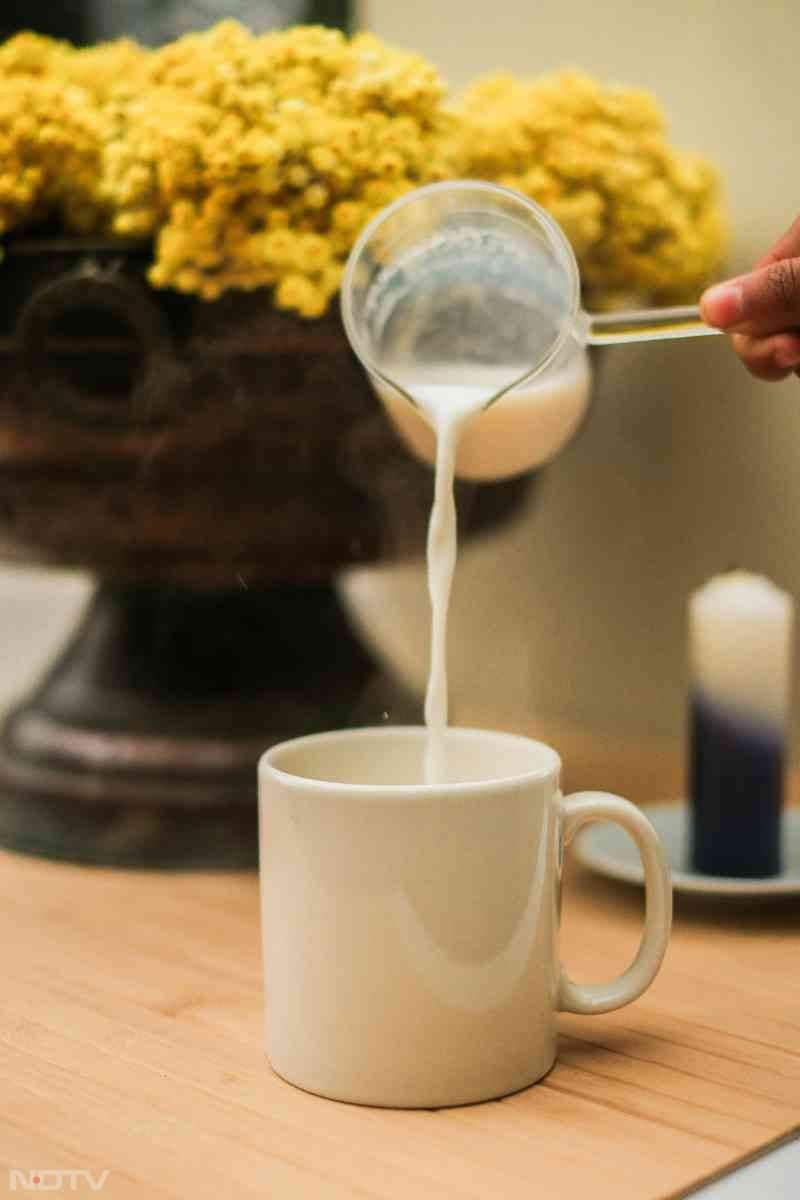 दूध में मौजूद कैल्शियम, प्रोटीन, विटामिन D हड्डियों को मजबूत बनाने का काम करता है.