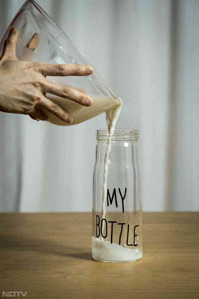 खाली पेट दूध पीने से कब्ज की समस्या हो सकती है.