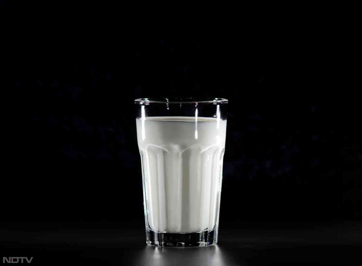 जिन लोगों को पहले से ही पेट से जुड़ी समस्याओं की शिकायत रहती है, उन्हें खाली पेट दूध नहीं पीना चाहिए.