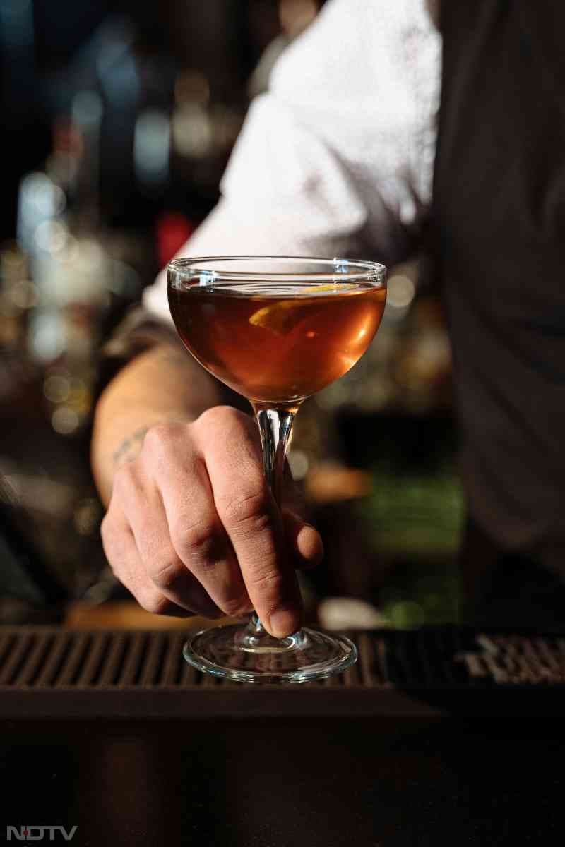 नदी के ठंडे पानी में लम्बे समय से डूबे पत्थरों को ड्रिंक में डालकर व्हिस्की को ठंडा किया जाता था. Pic Credit- Pexels