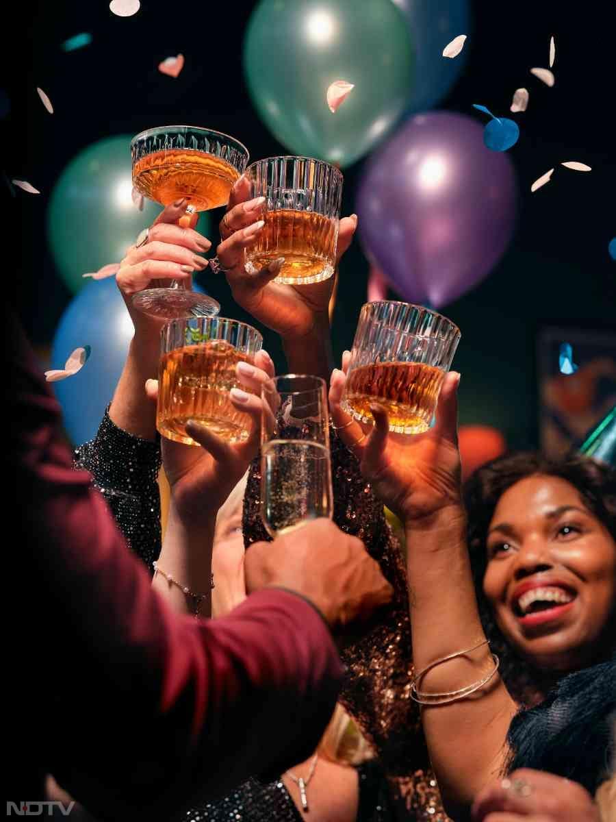 अक्&zwj;सर लोग जश्&zwj;न के माहौल में बोलते हैं, व्हिस्की ऑन द रॉक्स. Pic Credit- Pexels