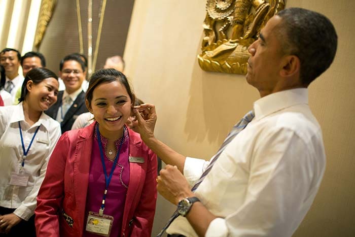 President Obama soughts out help of a hotel employee to see how a pair of earings he had bought for his daughter Malia might look. <b>Photo Credit:</b> <a href=" http://www.whitehouse.gov/photos-and-video/2014-photos" rel="nofollow" target="_blank"><b>Pete Souza, Director and Chief Official White House Photographer</b></a>