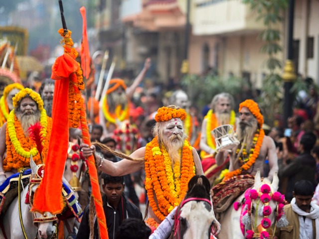 आखिर कौन होते हैं 'नागा साधु', PHOTOS में देखिए कैसा होता है इनका जीवन