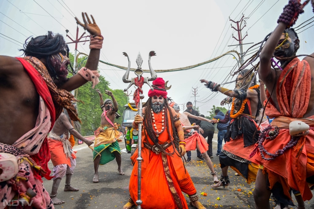 नागा साधु अपनी साधना में इतने व्यस्त होते हैं कि वे समाजिक दूरी बनाए रखते हैं. उनका उद्देश्य केवल आत्मज्ञान और मोक्ष की प्राप्ति होता है.