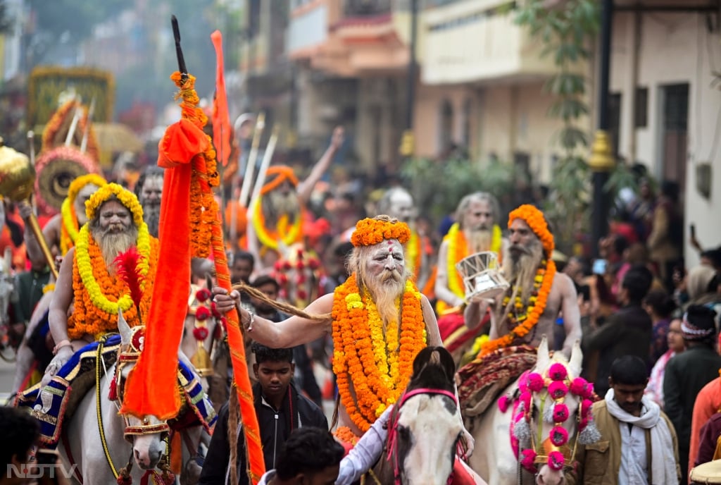 नागा साधुओं के लिए कुंभ मेला एक अवसर होता है, जहां वे एकत्र होकर गंगा स्नान करते हैं, ध्यान करते हैं, और अपने धार्मिक कर्तव्यों का पालन करते हैं. नागा साधु दुनिया के सबसे बड़े मेले में तप, साधना की अद्वितीयता को दर्शाते हैं.