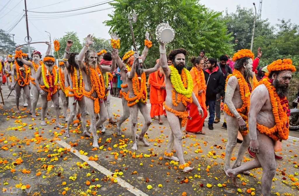 नागा साधु का जीवन तप और साधना के लिए समर्पित होता है. ऐसे में वे पूरे दिन ध्यान और साधना में समय बिताते हैं, जिसमें विशेष रूप से स्नान और पद्मासन (ध्यान की मुद्रा) शामिल हैं.