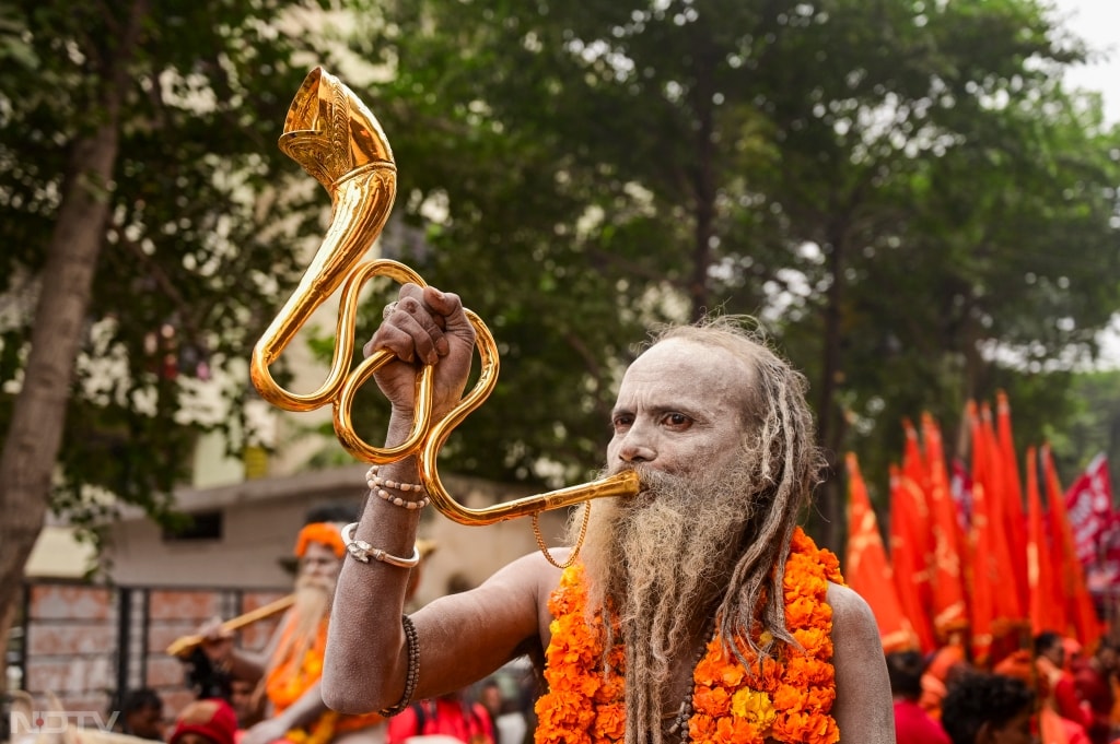 नागा साधुओं की विशेष वेश-भूषा देखकर हर कोई उनके रहन-सहन और जीवन के बारे में जानने को लेकर उत्सुक हो उठता है.