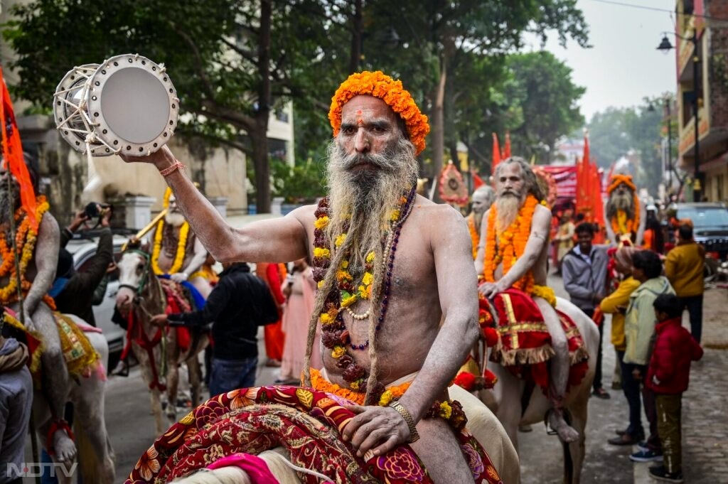 नागा साधु गंगा, यमुना और सरस्वती के मिलन संगम में स्नान कर अपनी साधना को और ऊर्जावान बनाते हैं. इनका जीवन तप, साधना, और मोक्ष की प्राप्ति के लिए समर्पित है.