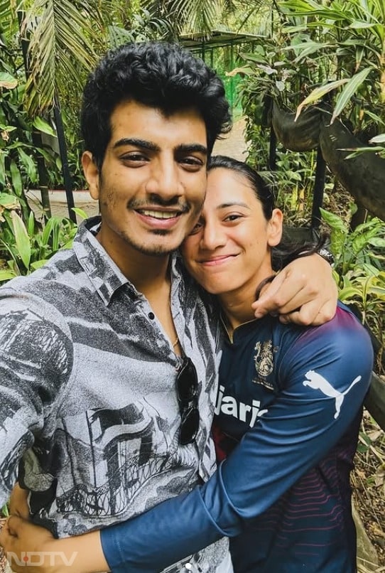 स्मृति मंधाना के लॉन्ग टाइन बॉयफ्रेंड होने के अलावा कौन है पलाश, चलिए आपको बताते हैं.