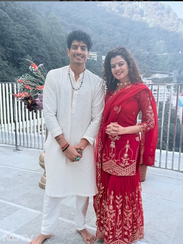 वह मशहूर सिंगर पलक मुच्छल के छोटे भाई हैं.