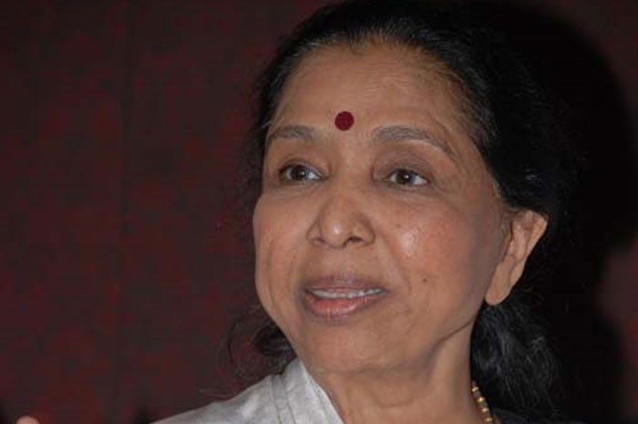 <b>Asha Bhosle's tweet about Mumbai</b><bR><bR> Legendary playback singer and prominent Mumbaikar Asha Bhosle, who is an avid tweeter, has tweeted her mind which caused a controversy. "Mumbai: Machhar war is in full swing", Asha said on the microblogging site. This was followed by, "'Machhar' Raj", which fetched some pointed queries from her followers. Asha was quick to clarify that she was not referring to MNS chief Raj Thackeray. "I was not referring to Raj Thackeray," she tweeted. She also took a dig at Common Wealth Games. ?CW games or people wealth game?, Asha said on the microblogging site.