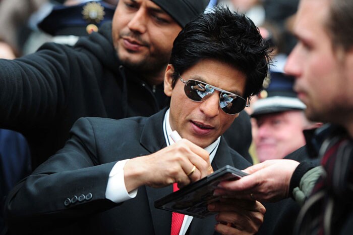 <B>SRK said he's a porn star</b><bR><bR>Shah Rukh Khan recently said, "I always wanted to be a porn star. I am going to work very hard, positively, with clarity to be a porn star. I will take my flag and put it up in America as the biggest porn star of the world."