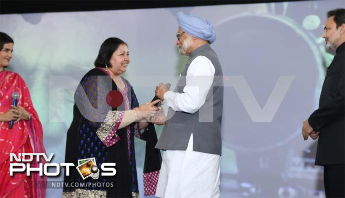 Film director Yash Chopra's wife Pamela Chopra received his Lifetime Achievement Award. Yash Chopra died in October 2012 of multiple organ failure.