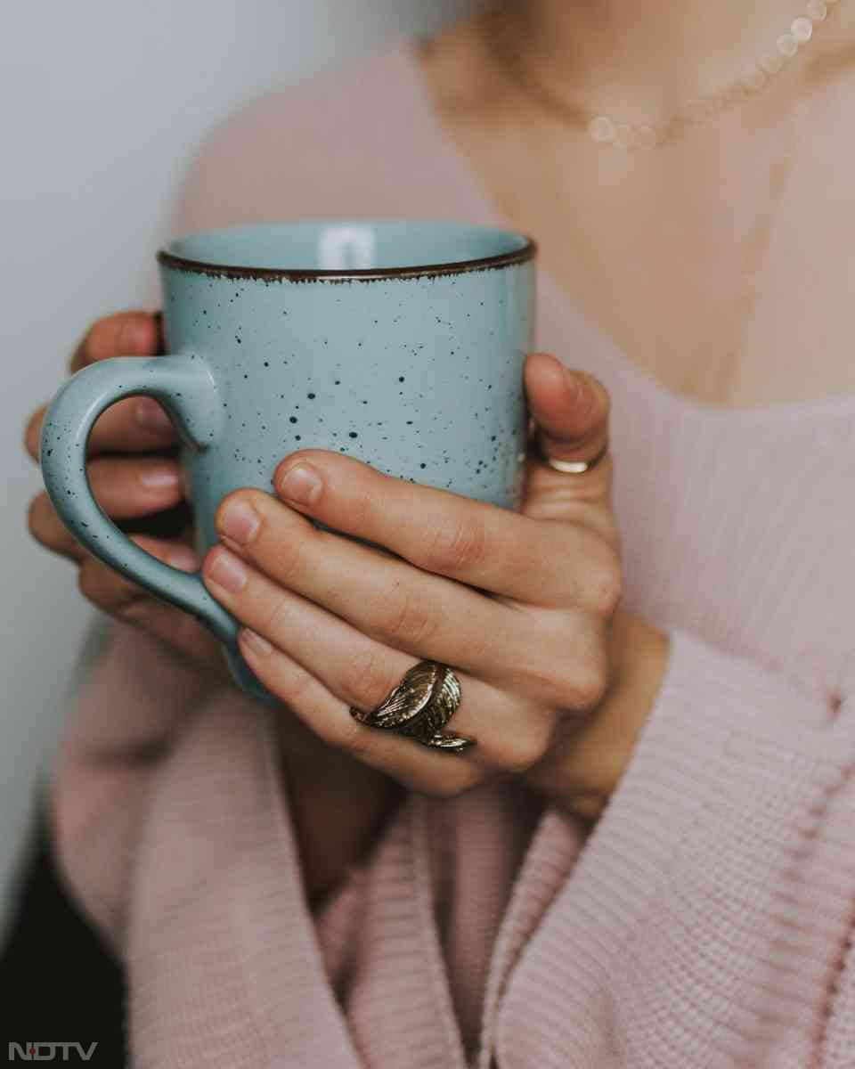 सर्दियों में पानी की प्यास कम लगती है, पर शरीर को हाइड्रेटेड रखना उतना ही जरूरी है. Pic Credit- Pexels