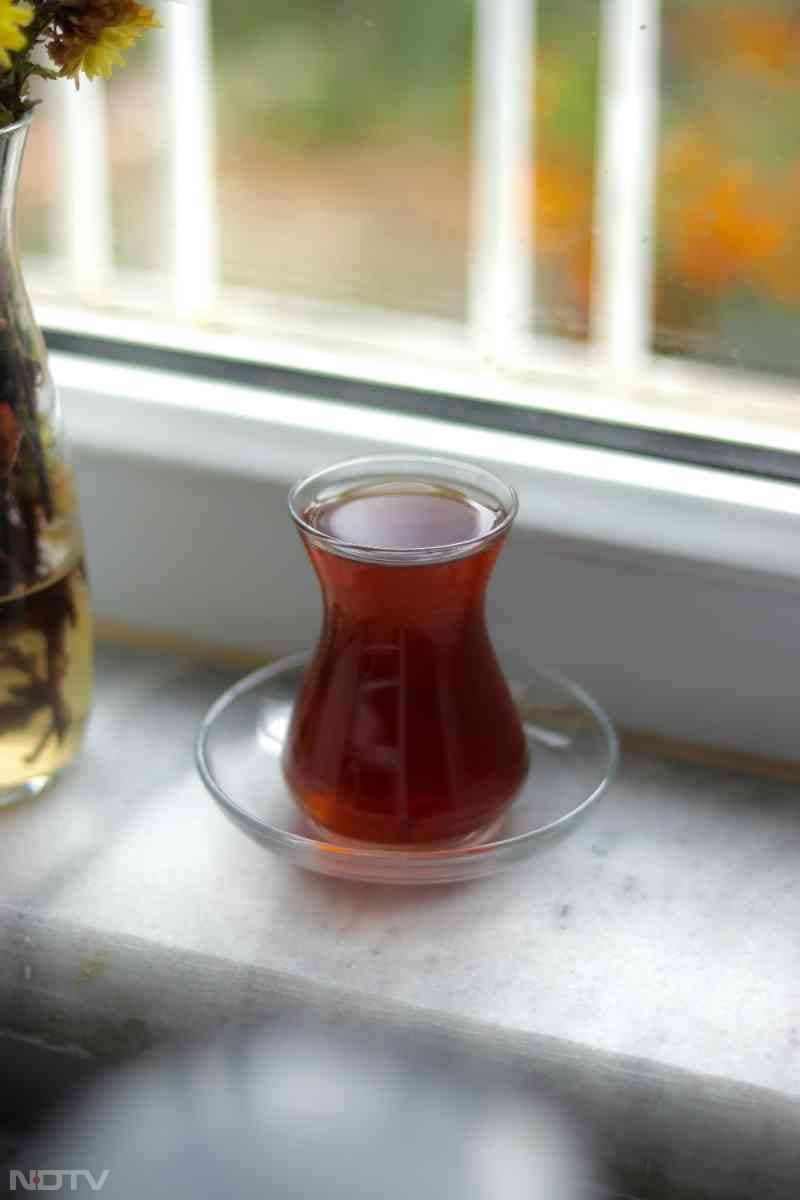 गुड़ पानी शरीर को धीरे-धीरे गर्म करता है और खून की कमी दूर करने में मदद करता है. सुबह खाली पेट गुनगुने पानी में एक छोटा टुकड़ा गुड़ लेना फायदेमंद माना जाता है.Pic Credit- Pexels