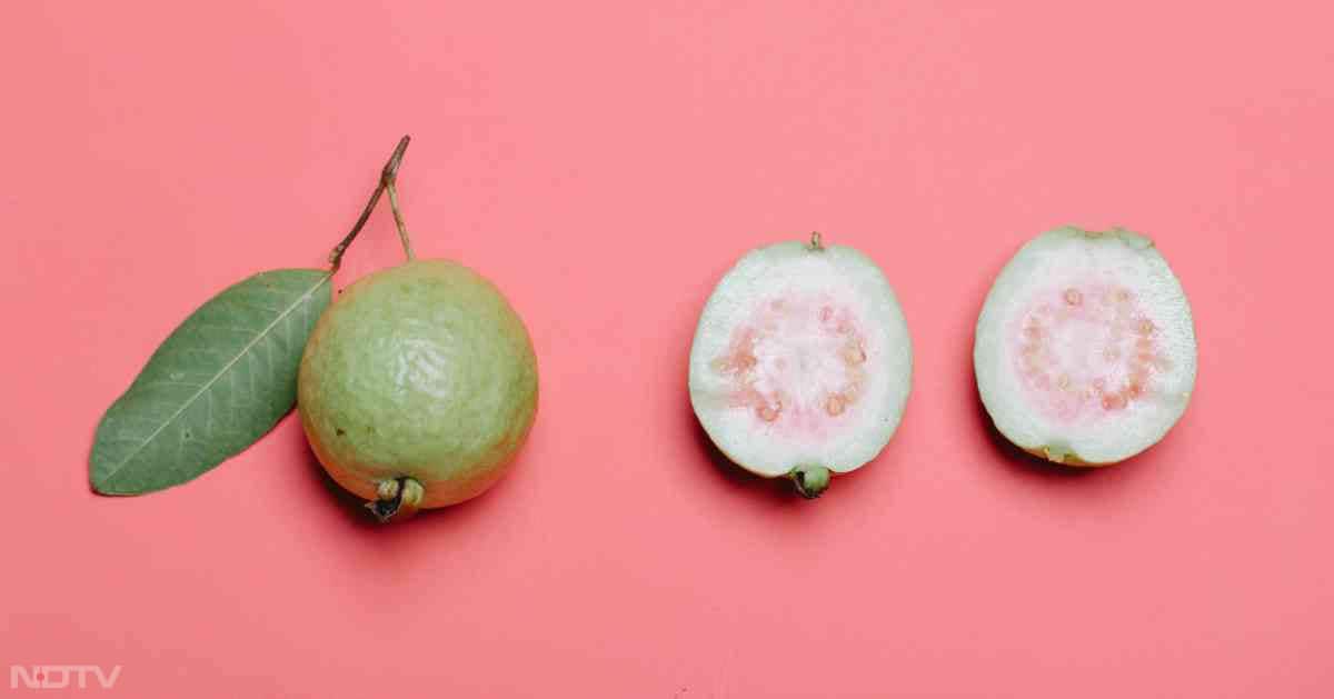 अमरुद में मौजूद विटामिन E त्वचा को मुलायम बनाता है.