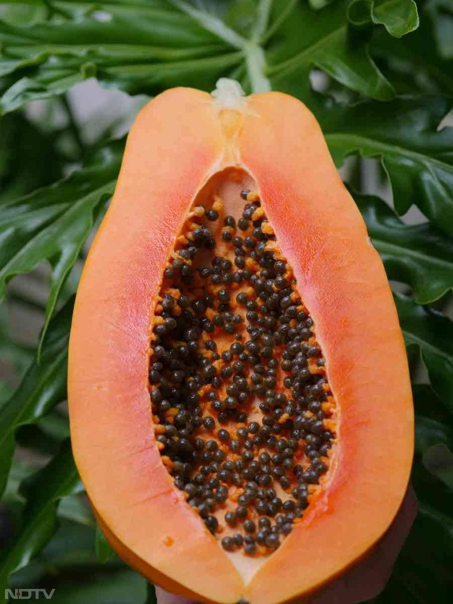 पपीता डेड स्किन सेल्स हटाकर नेचुरल स्किन टोन लाता है.