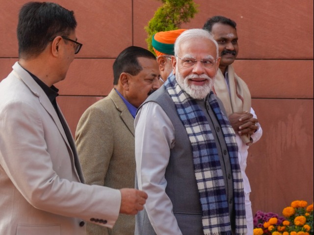 विंटर सेशन Day-1: सदन में SIR पर गरम रहा माहौल, बाहर नेताओं का दिखा कूल अंदाज, देखें तस्वीरें