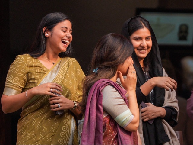 अंदर हंगामा, बाहर ठहाके; इकरा-डिंपल और महिला सांसदों की तस्वीरों ने बटोरी सुर्खियां