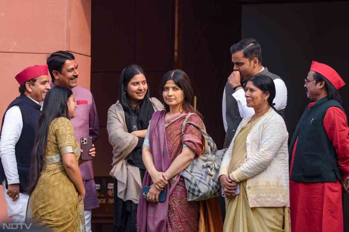 अंदर हंगामा, बाहर ठहाके; इकरा-डिंपल और महिला सांसदों की तस्वीरों ने बटोरी सुर्खियां