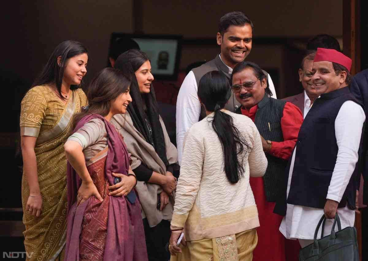 अंदर हंगामा, बाहर ठहाके; इकरा-डिंपल और महिला सांसदों की तस्वीरों ने बटोरी सुर्खियां