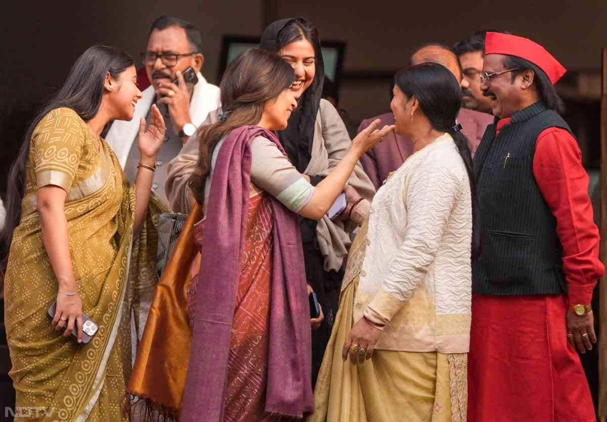 अंदर हंगामा, बाहर ठहाके; इकरा-डिंपल और महिला सांसदों की तस्वीरों ने बटोरी सुर्खियां