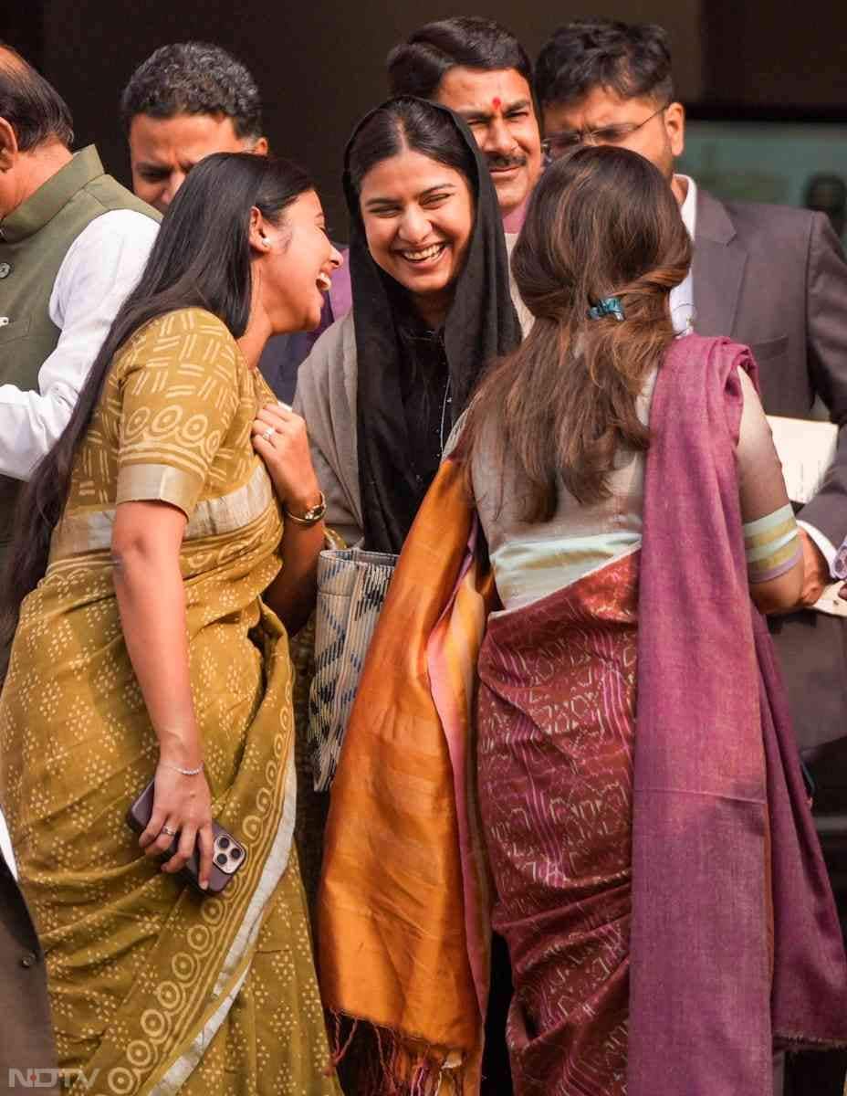 अंदर हंगामा, बाहर ठहाके; इकरा-डिंपल और महिला सांसदों की तस्वीरों ने बटोरी सुर्खियां