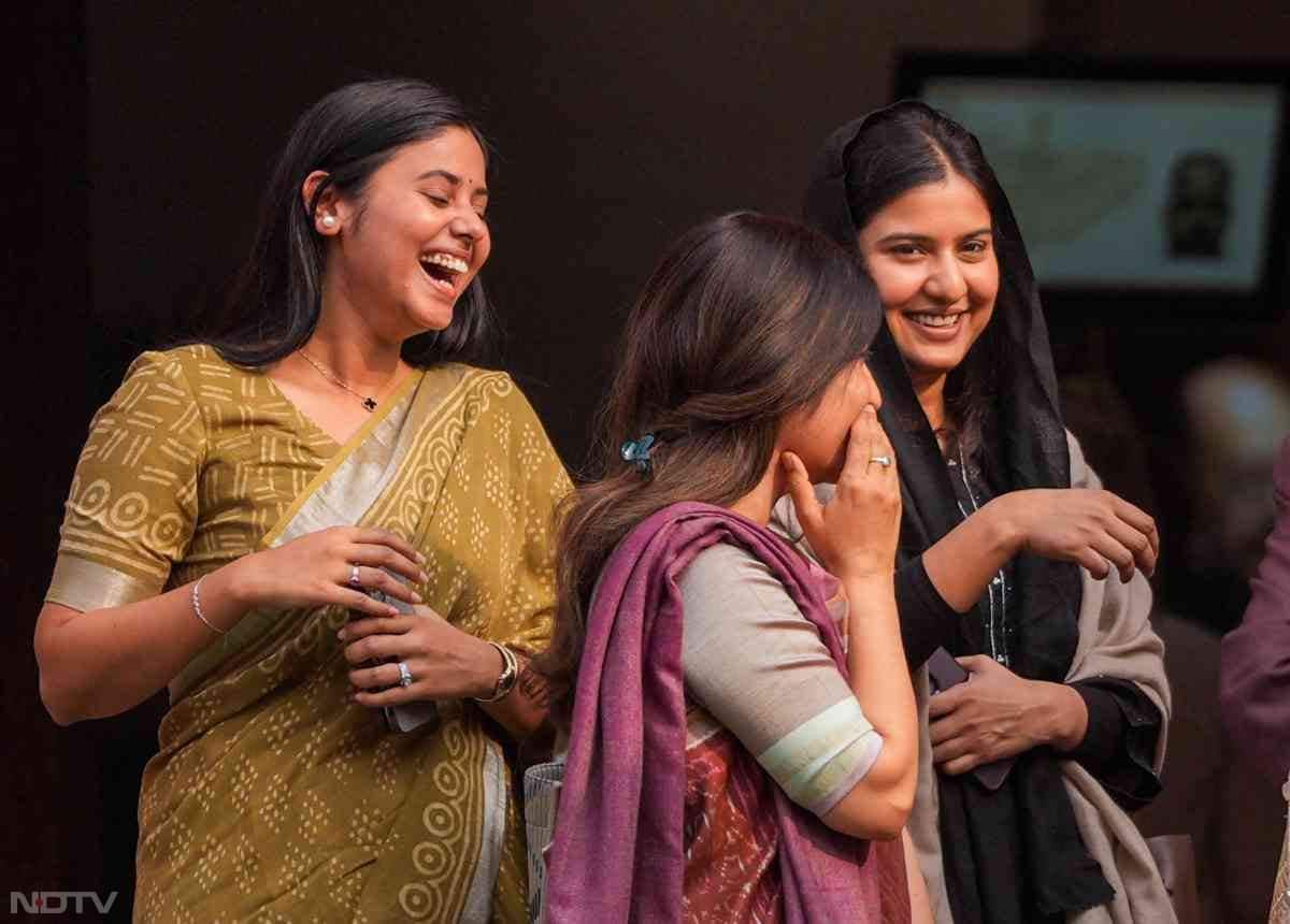 अंदर हंगामा, बाहर ठहाके; इकरा-डिंपल और महिला सांसदों की तस्वीरों ने बटोरी सुर्खियां