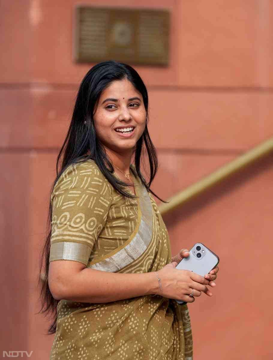 अंदर हंगामा, बाहर ठहाके; इकरा-डिंपल और महिला सांसदों की तस्वीरों ने बटोरी सुर्खियां