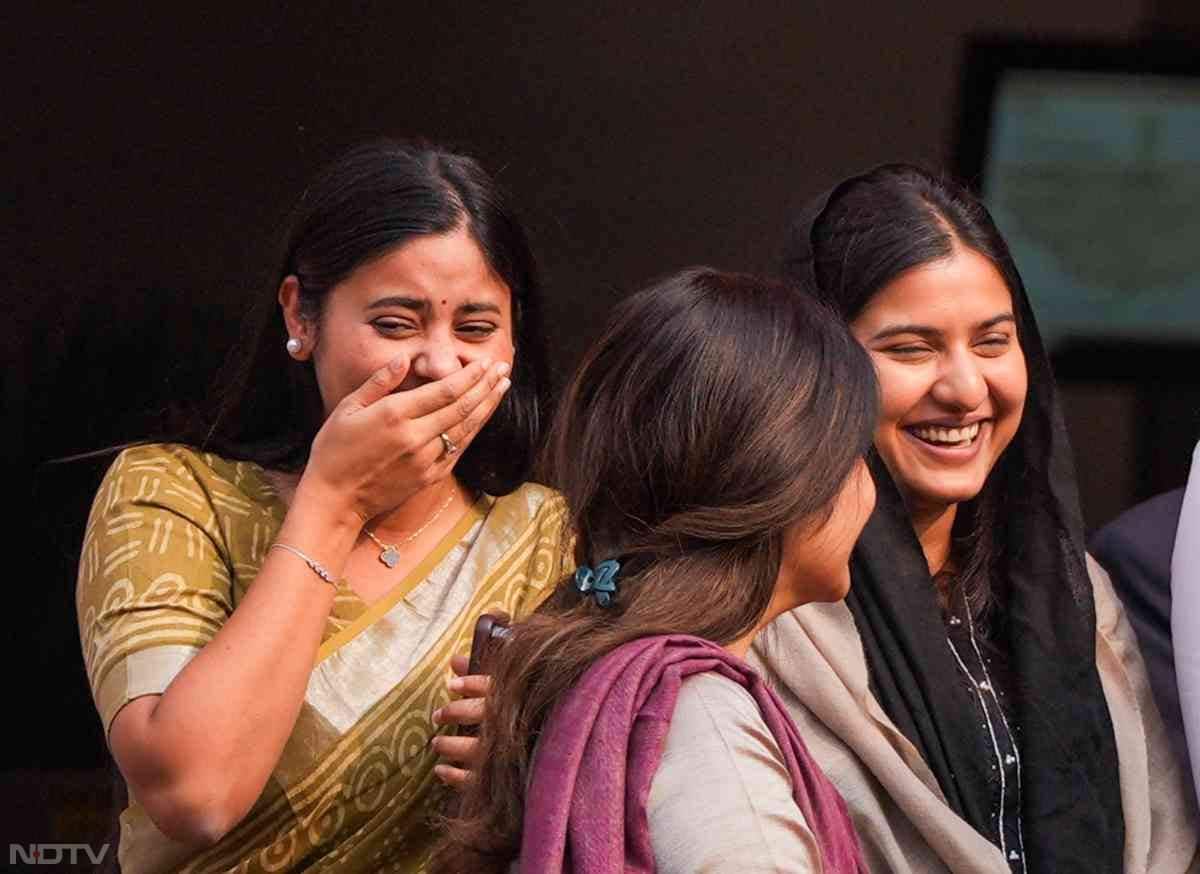 अंदर हंगामा, बाहर ठहाके; इकरा-डिंपल और महिला सांसदों की तस्वीरों ने बटोरी सुर्खियां