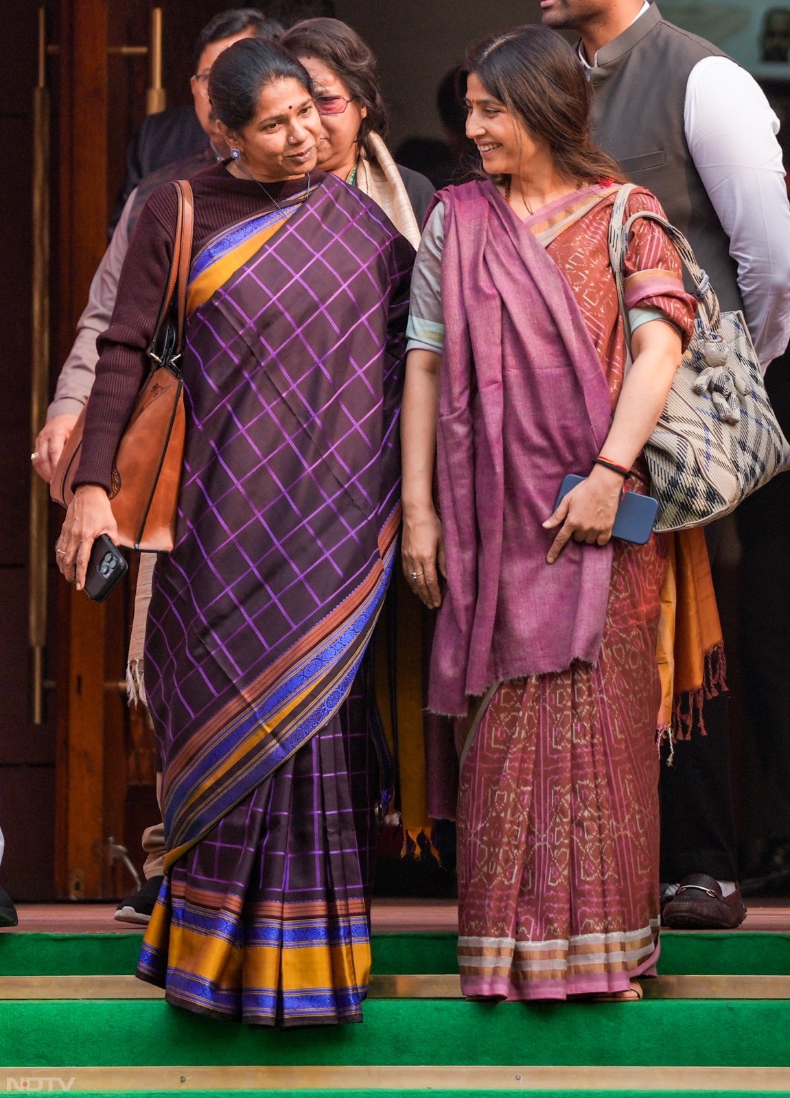 अंदर हंगामा, बाहर ठहाके; इकरा-डिंपल और महिला सांसदों की तस्वीरों ने बटोरी सुर्खियां